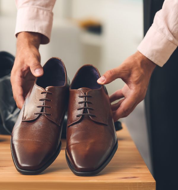 Familia feliz con calzado de calidad